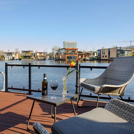 Houseboat Studio With Canalview And Free Bikes Amsterdam Bagian luar foto