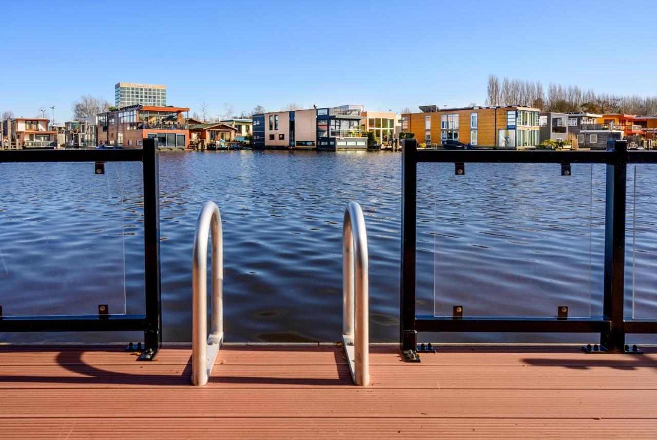 Houseboat Studio With Canalview And Free Bikes Amsterdam Bagian luar foto
