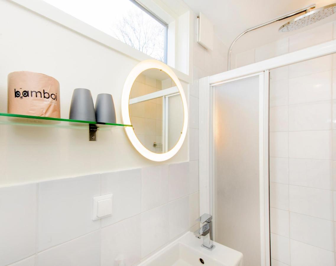 Houseboat Studio With Canalview And Free Bikes Amsterdam Bagian luar foto