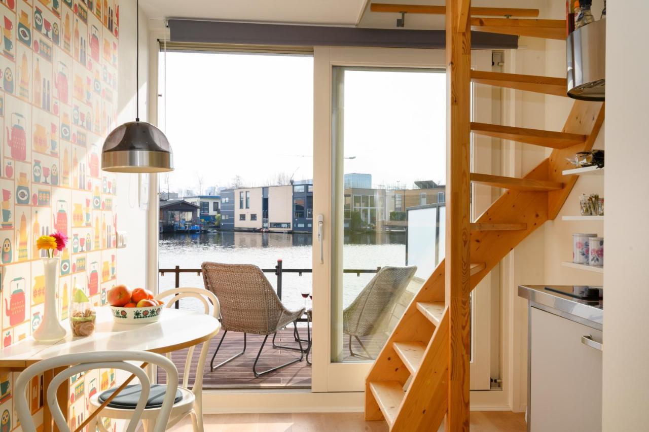 Houseboat Studio With Canalview And Free Bikes Amsterdam Bagian luar foto