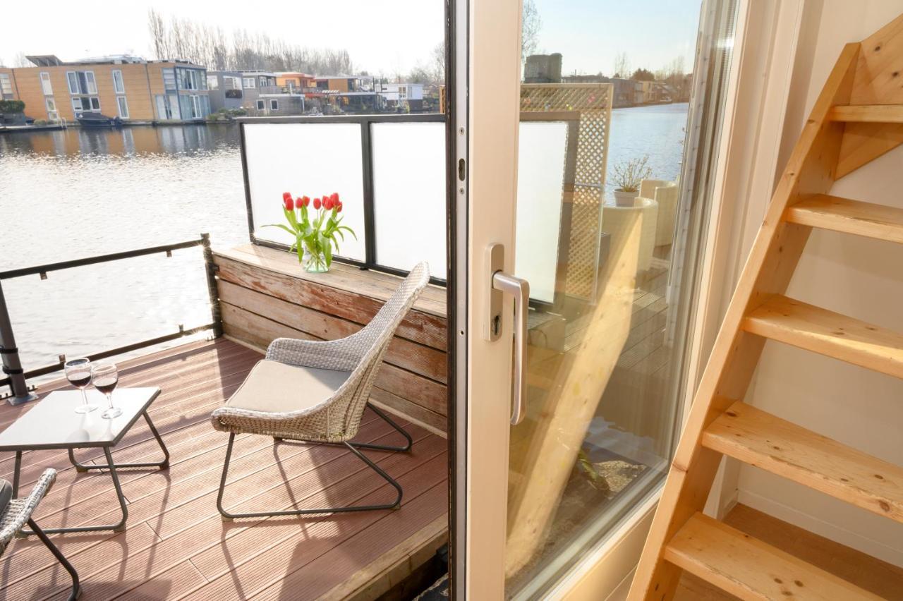 Houseboat Studio With Canalview And Free Bikes Amsterdam Bagian luar foto