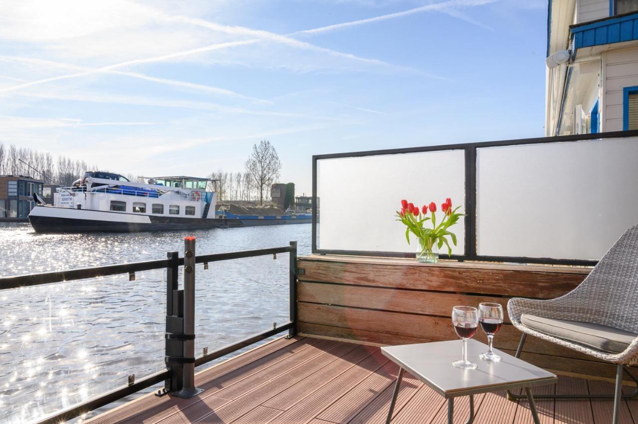 Houseboat Studio With Canalview And Free Bikes Amsterdam Bagian luar foto