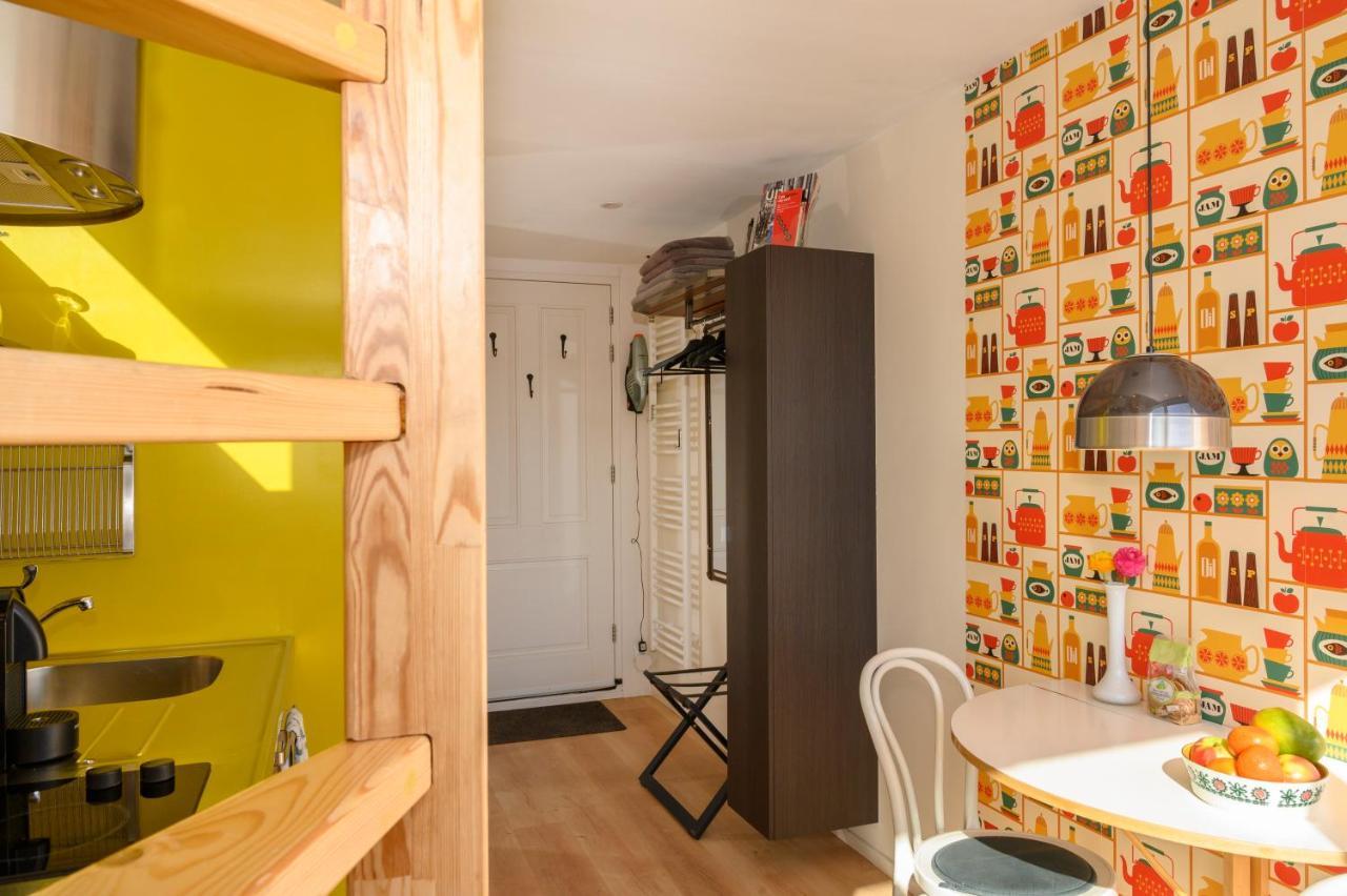 Houseboat Studio With Canalview And Free Bikes Amsterdam Bagian luar foto