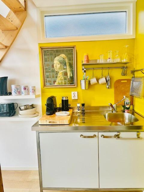 Houseboat Studio With Canalview And Free Bikes Amsterdam Bagian luar foto