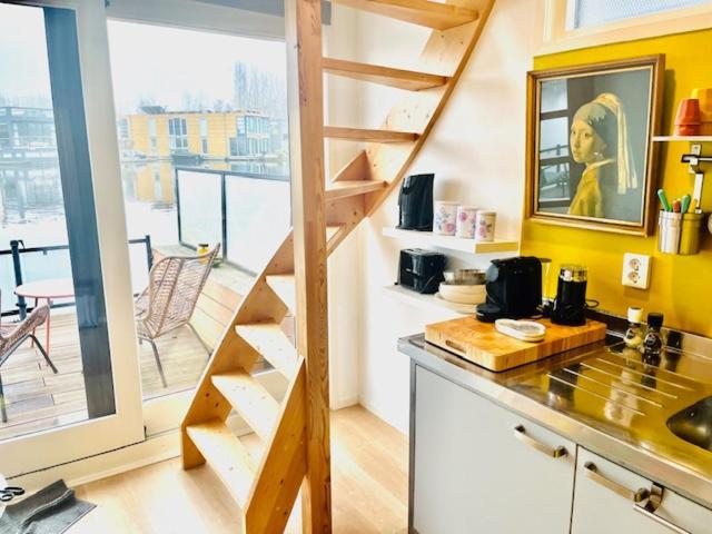 Houseboat Studio With Canalview And Free Bikes Amsterdam Bagian luar foto