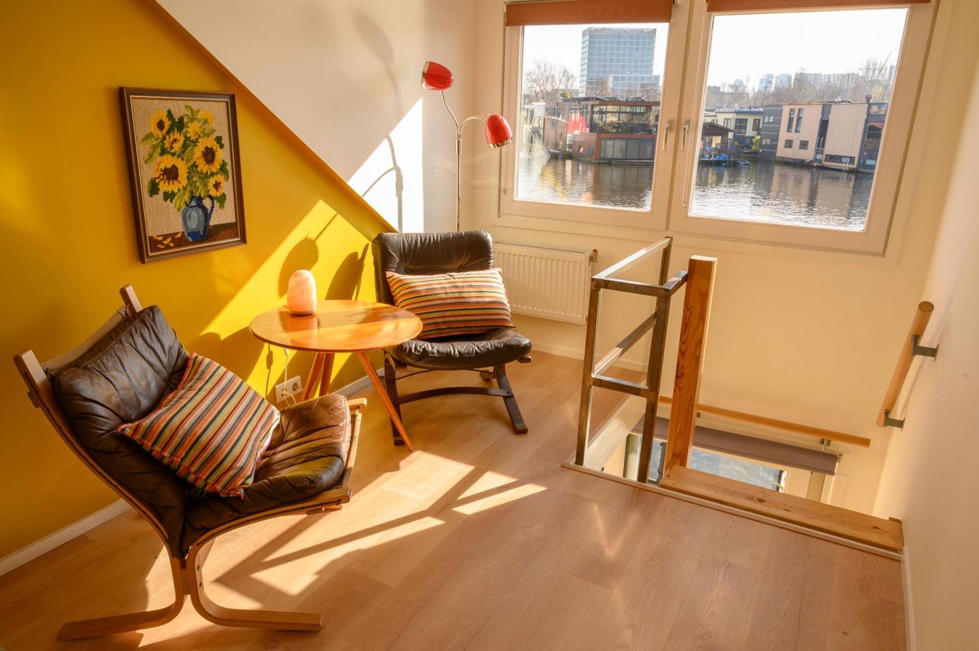 Houseboat Studio With Canalview And Free Bikes Amsterdam Bagian luar foto